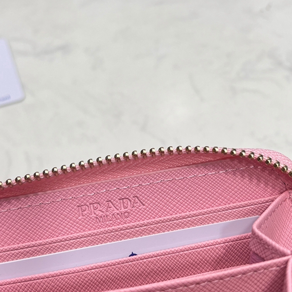 プラダ財布コピー着用イメージ